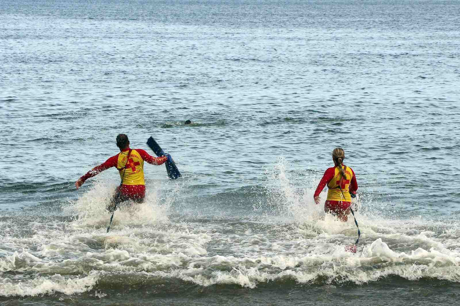 Casos de afogamento caem 17% no litoral do Paraná, aponta Corpo de Bombeiros