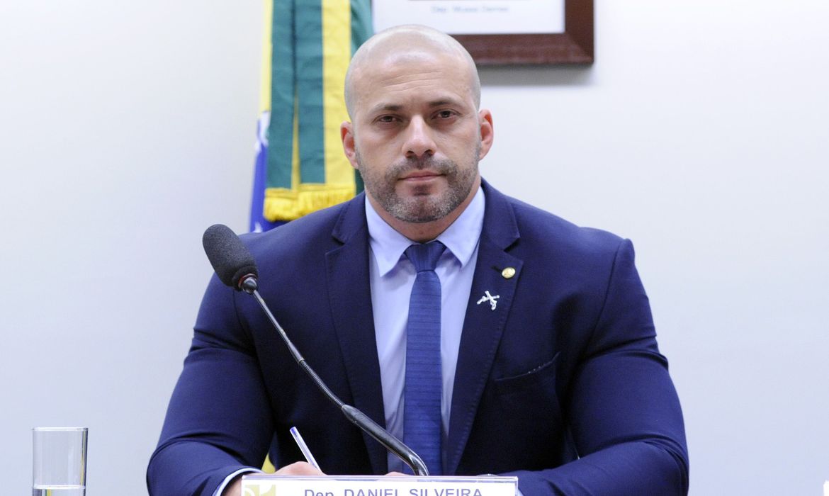 Moraes determina bloqueio de redes sociais do deputado Daniel Silveira