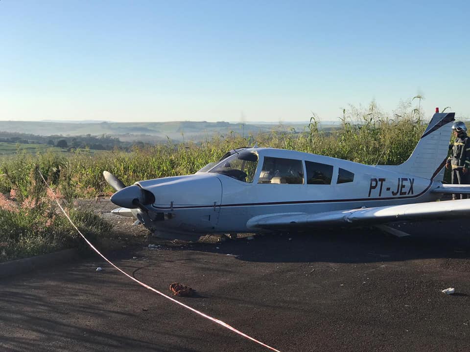 Pouso forçado de aeronave, em área rural de Maringá, deixa duas pessoas feridas