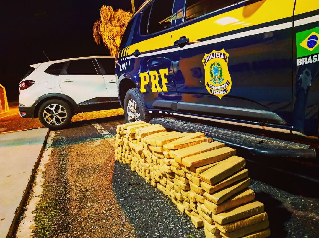 PRF apreende mais de 100 quilos de maconha em carro roubado na Grande Curitiba