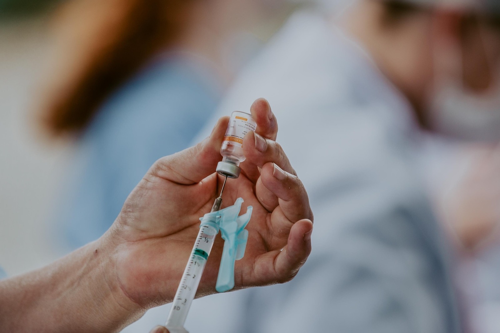 Senado aprova projeto que prevê até três anos de prisão para quem furar fila da vacina
