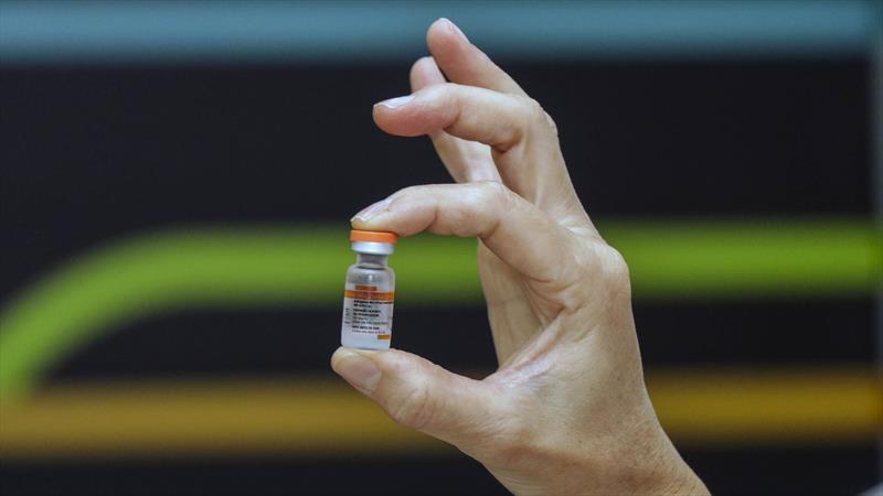 Por falta de vacinas, Curitiba interrompe vacinação contra covid-19