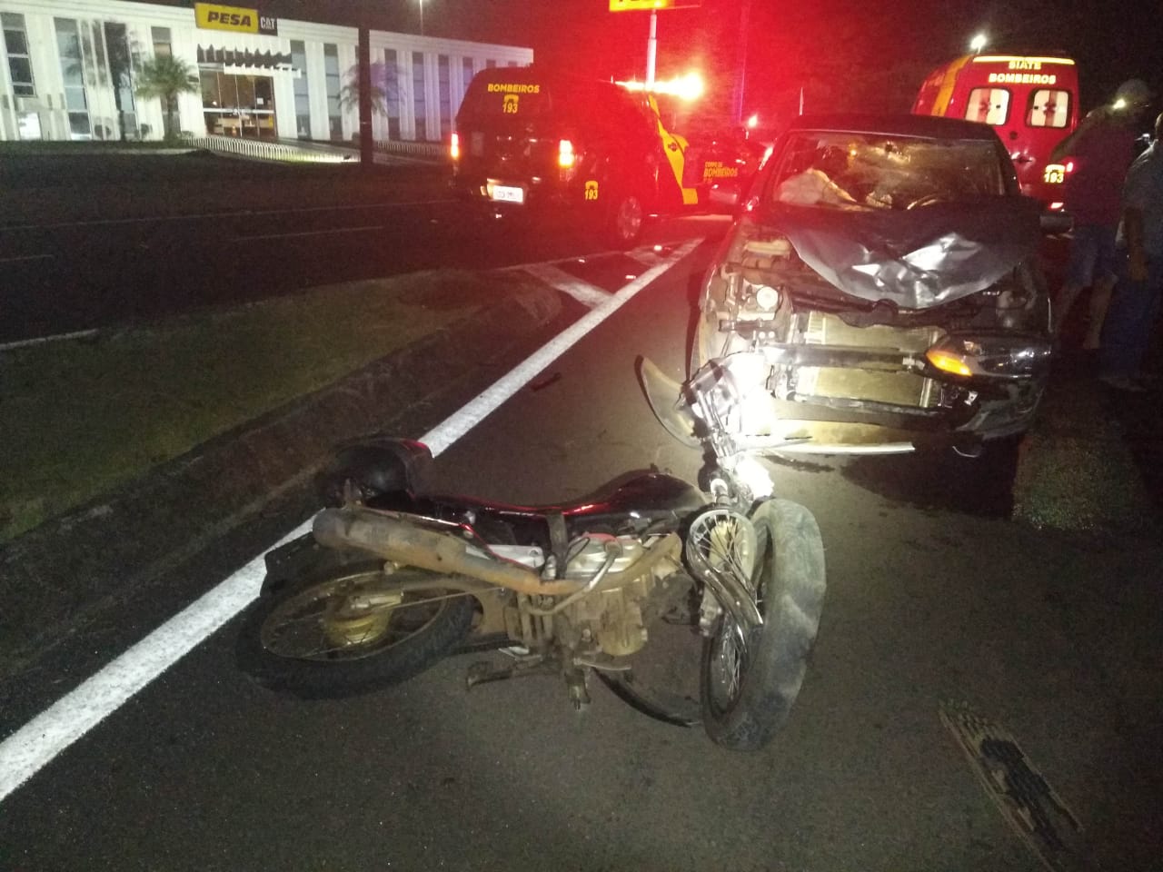 Motociclista é arremessado e tem ferimentos graves após acidente com carro em Cascavel