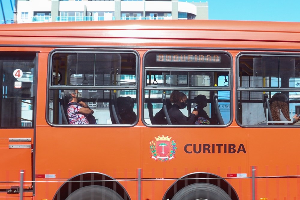 Bandeira vermelha em Curitiba: veja o que abre e fecha até 21 de março