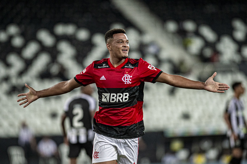 Flamengo vence Botafogo e assume liderança do Campeonato Carioca