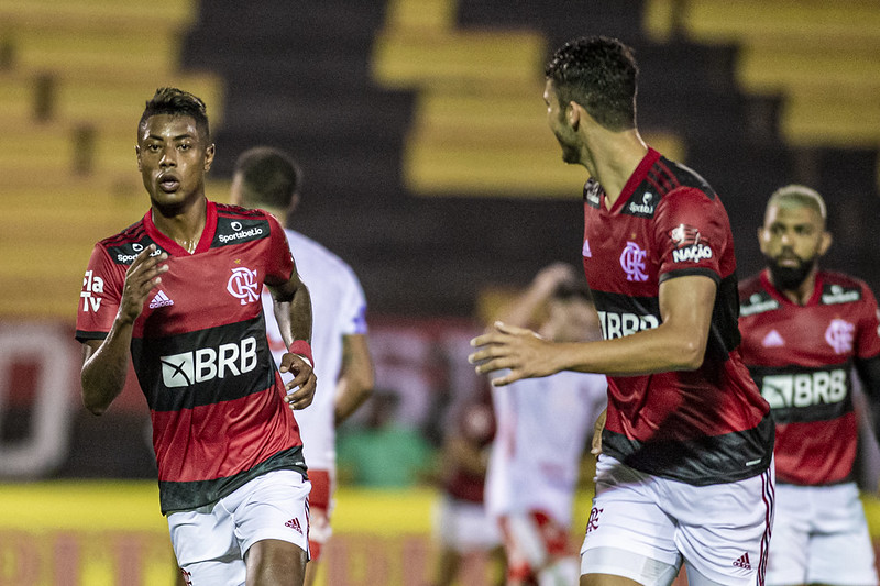 Flamengo vence Bangu na estreia do time principal na temporada
