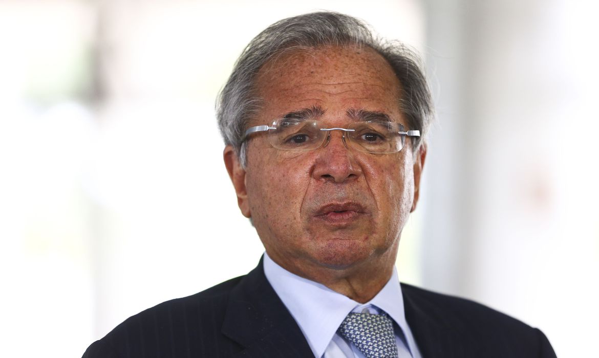 Guedes diz que Auxílio Brasil e investimentos vão ajudar economia em 2022 difícil