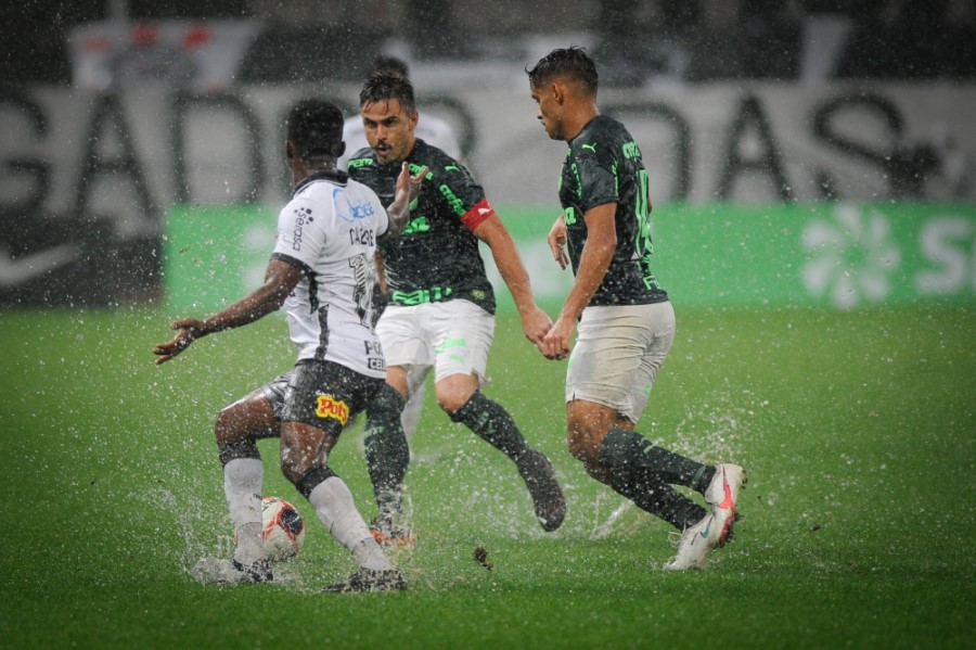 Corinthians e Palmeiras empatam em clássico chuvoso pelo Campeonato Paulista