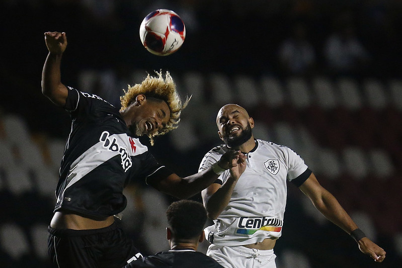 Vasco da Gama busca empate contra Botafogo com gol de Carlinhos
