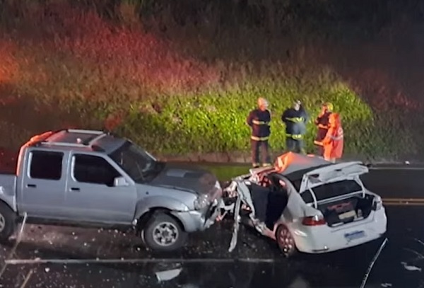 Acidente envolvendo três carros e um caminhão deixa uma pessoa morta, em Curitiba