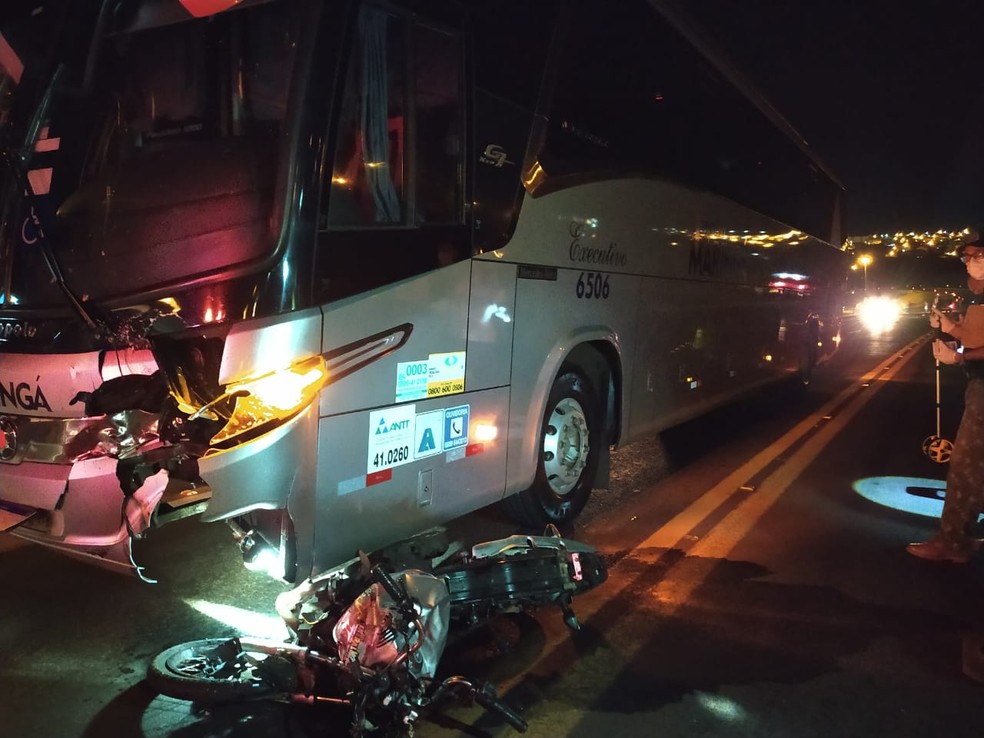 Acidente envolvendo motocicleta e ônibus na BR-277, em Cascavel, deixa uma pessoa morta