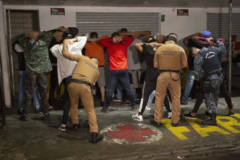 Lockdown em Curitiba: fiscalização encerra balada clandestina no CIC