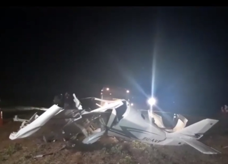 Avião cai na PR 486 em Cascavel e duas pessoas morrem