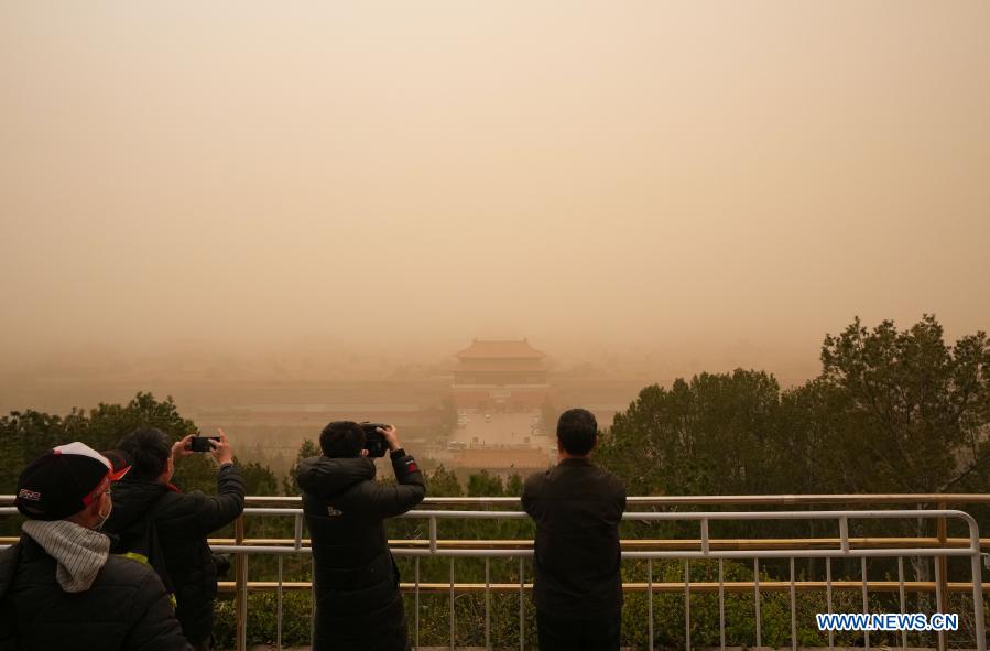 Tempestade de areia envolve Pequim em espessa nuvem de poluição