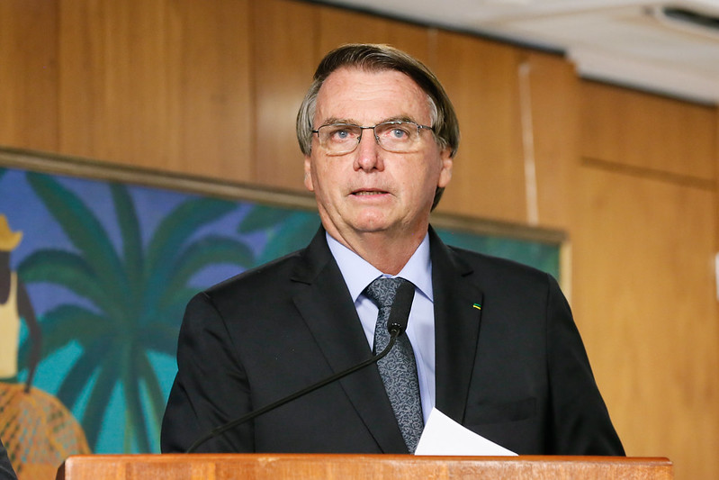 Bolsonaro libera mais R$ 5,5 bilhões para compra e produção de vacinas