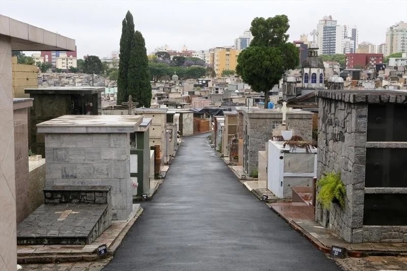 Bandeira Vermelha: Cemitérios de Curitiba estão fechados para visitação