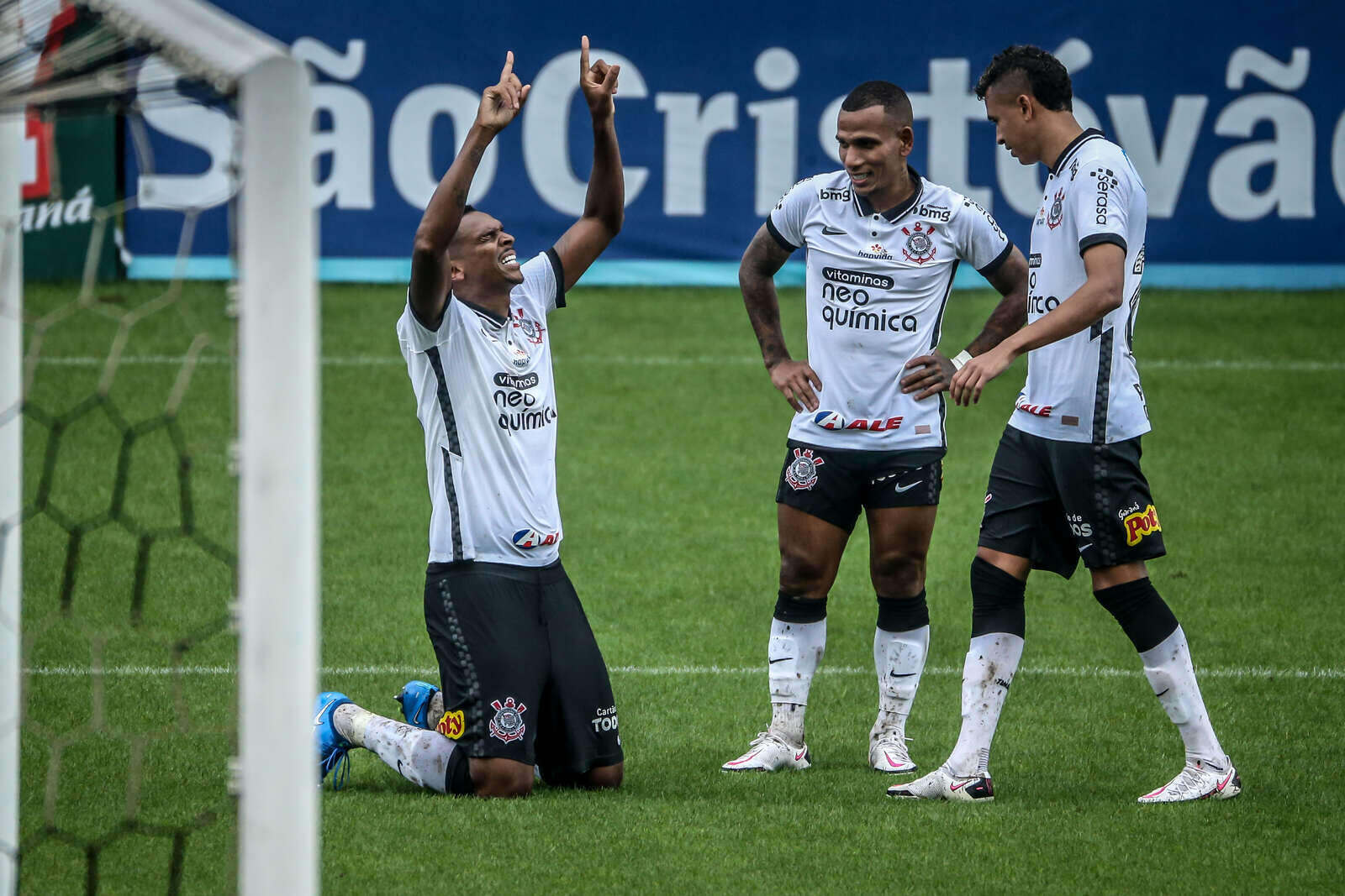 Corinthians vira contra Ponte Preta e vence primeira no Paulista