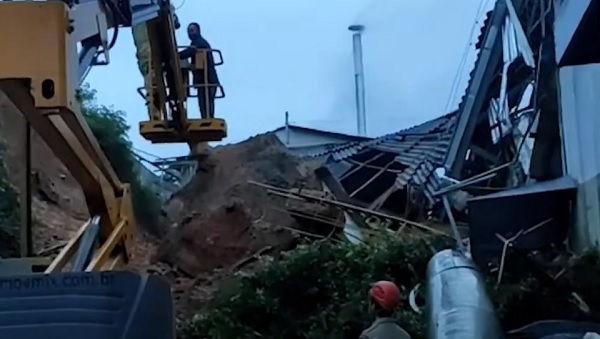 Corpo de trabalhador que desapareceu após deslizamento, em Curitiba, é encontrado