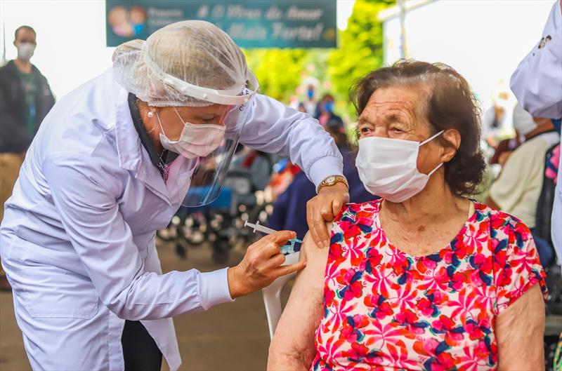 Covid-19: aplicação de 2ª dose da vacina em idosos começa nesta sexta (5) em Curitiba