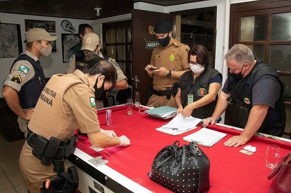 Fiscalização em Curitiba: 44 pessoas presas, estabelecimentos fechados e apreensão de drogas