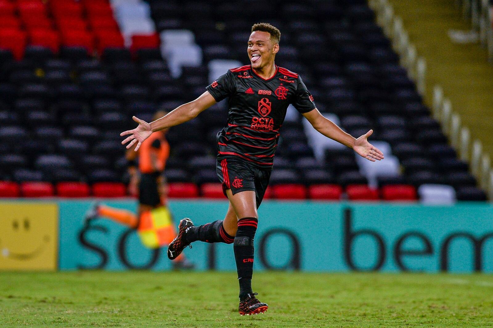 Flamengo joga bem e vence o Macaé no Carioca com dois gols de Rodrigo Muniz