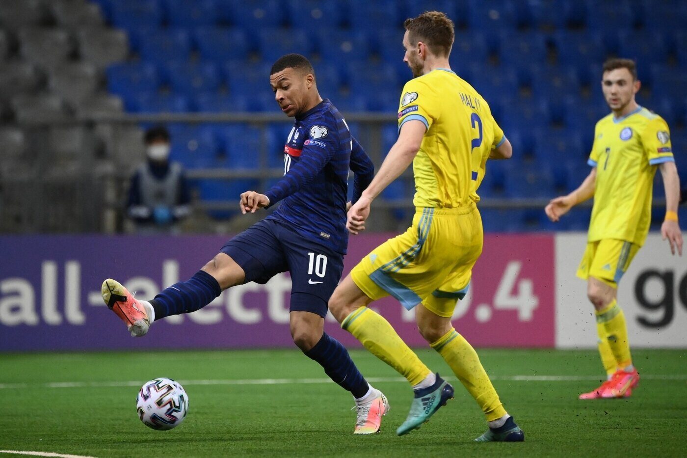 Mbappé perde pênalti, mas França vence o Cazaquistão pelas Eliminatórias