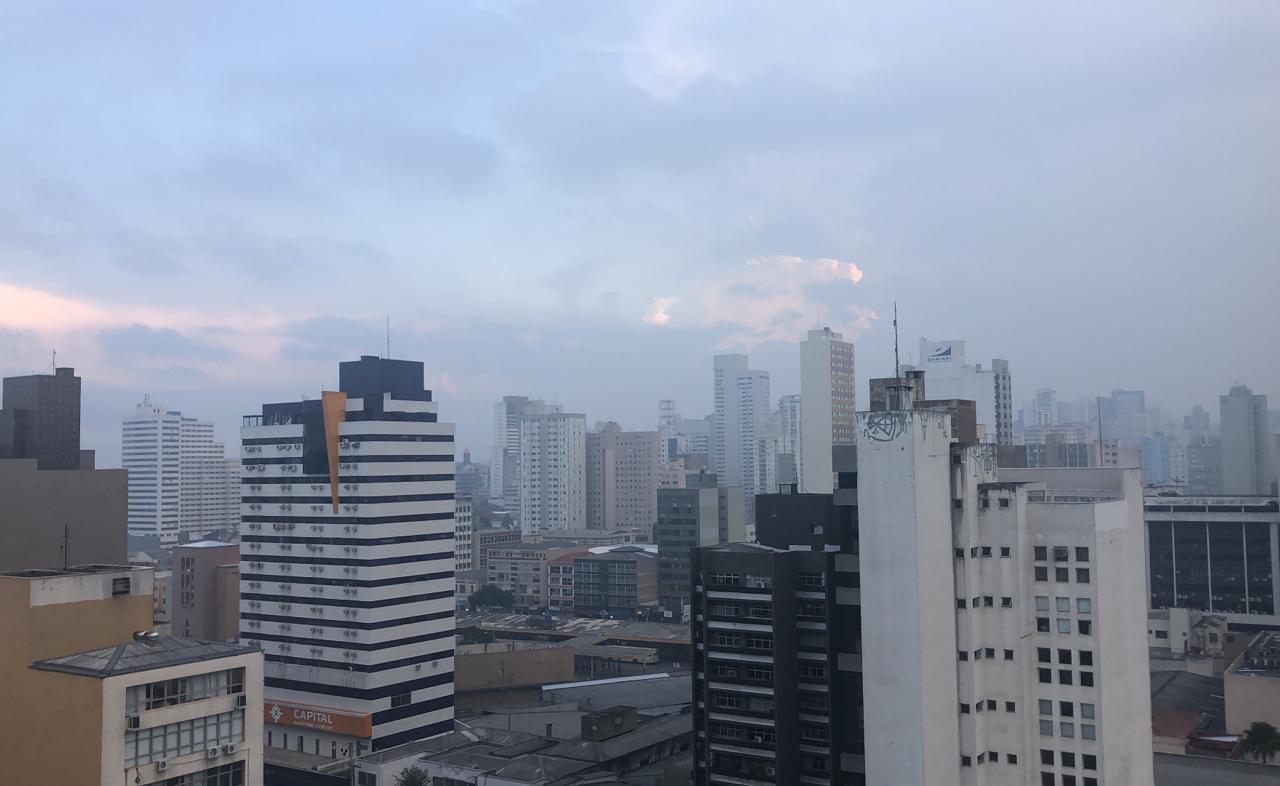 Fumaça branca assusta moradores de Curitiba; veja imagens