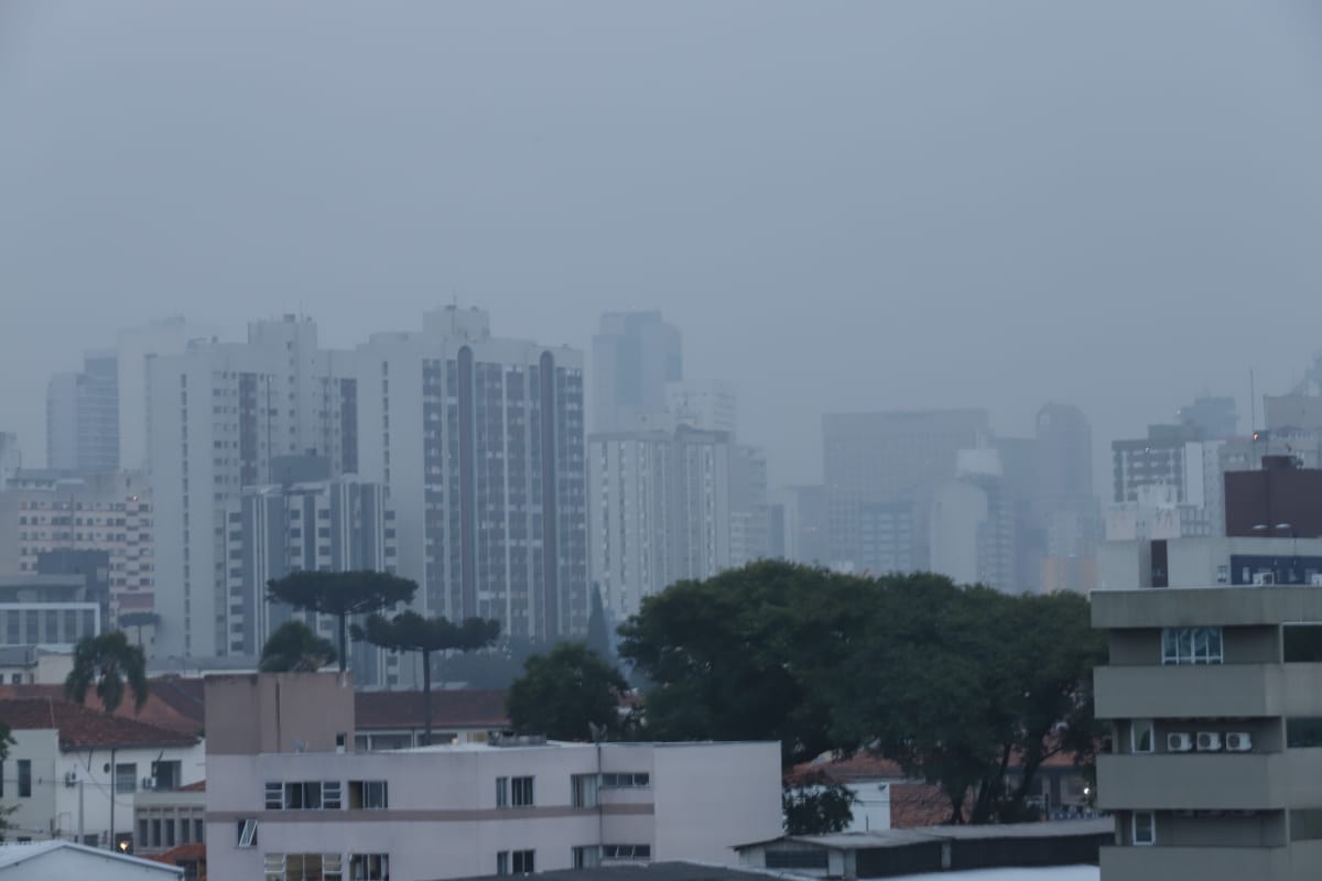 Incêndio em Pinhais causa a fumaça branca no céu de Curitiba, aponta Simepar