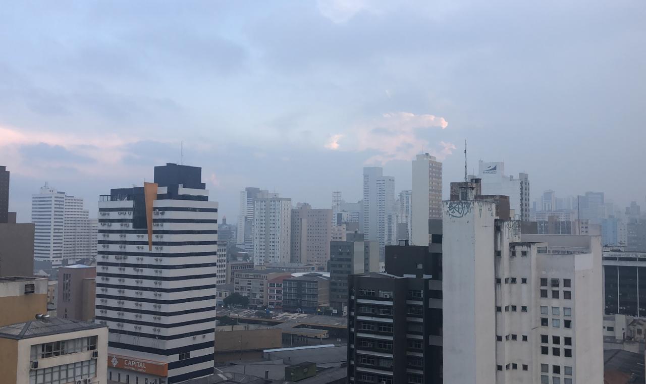 Horizonte tomado por fumaça branca na região central de Curitiba. (Foto: Paraná Portal)