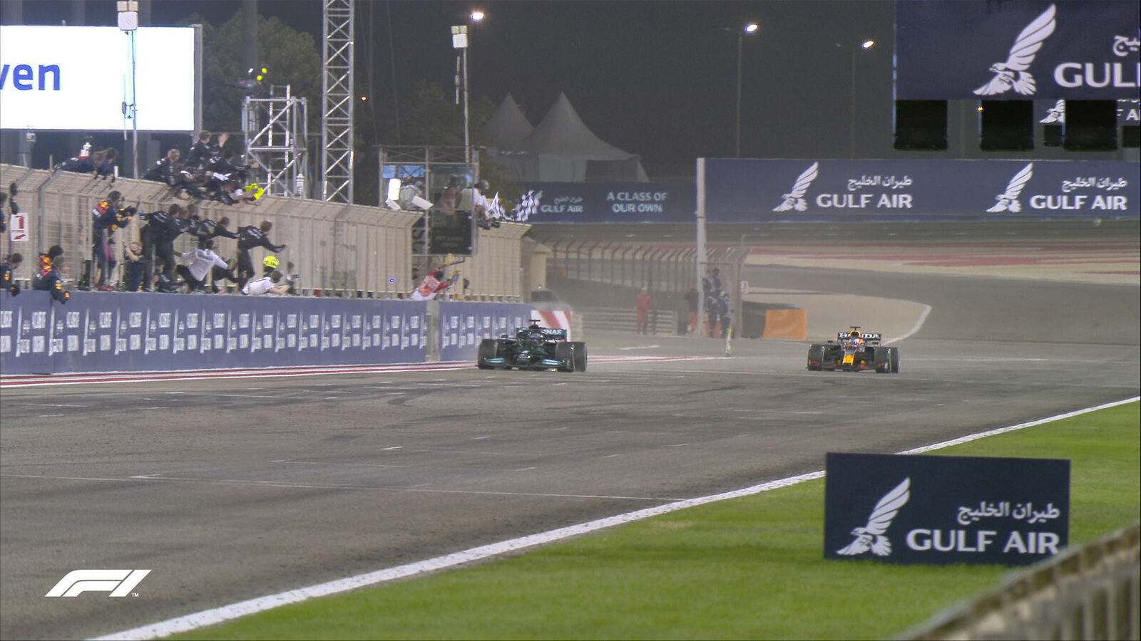 Hamilton segura Verstappen e abre temporada da F-1 com vitória no Bahrein