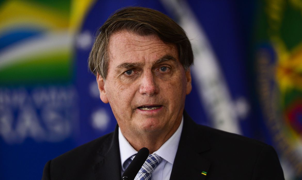 Em meio à desgraça, Bolsonaro ironiza e fala em sapo fervido e saques