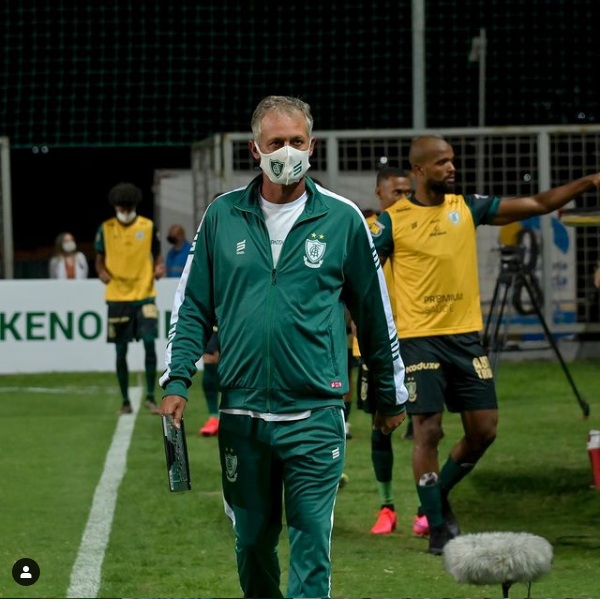 Lisca faz apelo pela paralisação do futebol em pior momento da pandemia