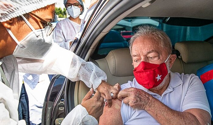 Lula é vacinado contra a Covid-19 e critica gestão Bolsonaro