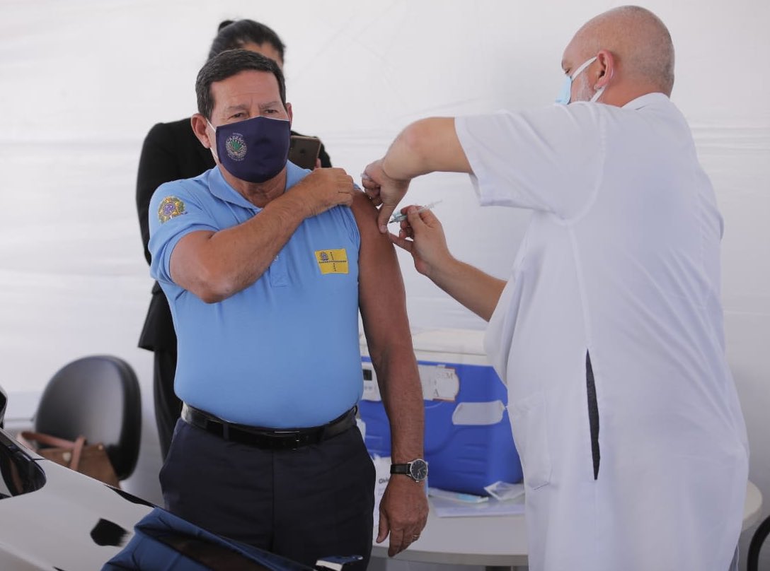Vice-presidente Mourão toma vacina contra covid-19 em Brasília