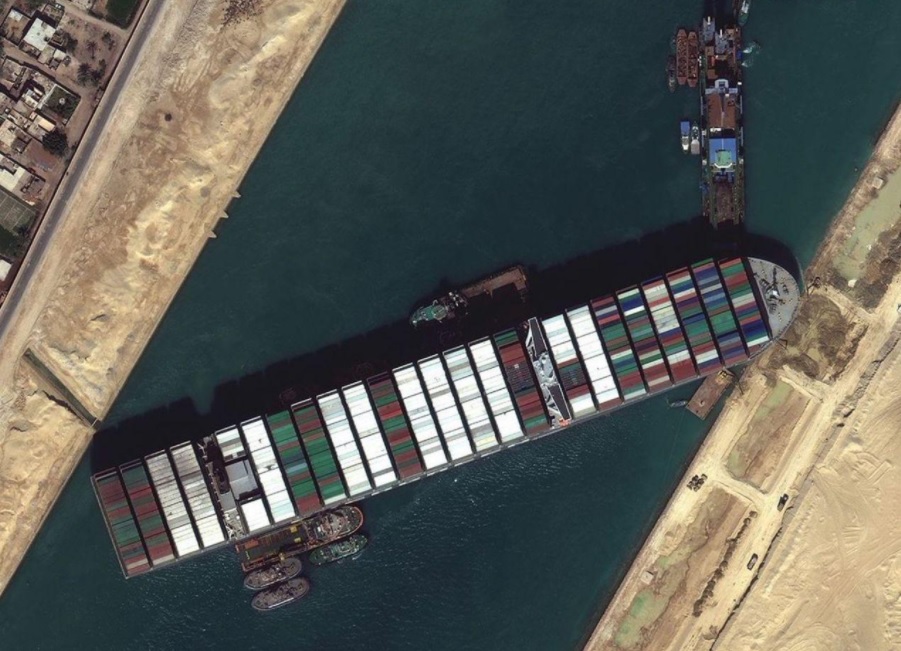 Navio cargueiro é desencalhado no Canal de Suez e tráfego é liberado
