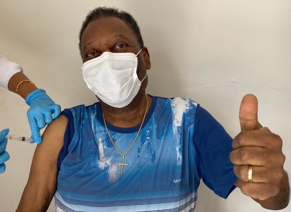 Pelé recebe vacina contra covid-19: dia inesquecível