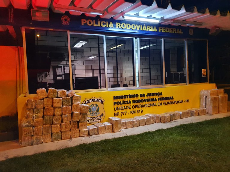 PRF apreende 835 kg de maconha em carga de laticínios na BR-277, em Guarapuava