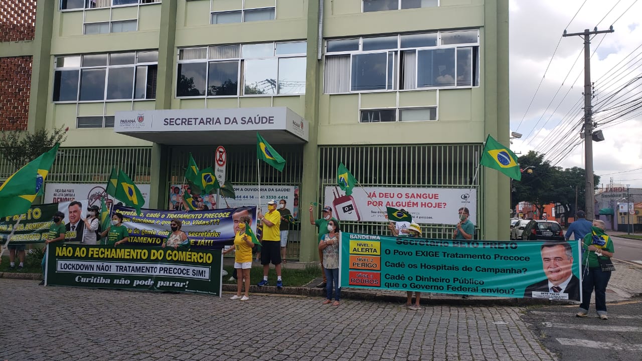 Protesto contra o lockdown em Curitiba pede saída do secretário Beto Preto