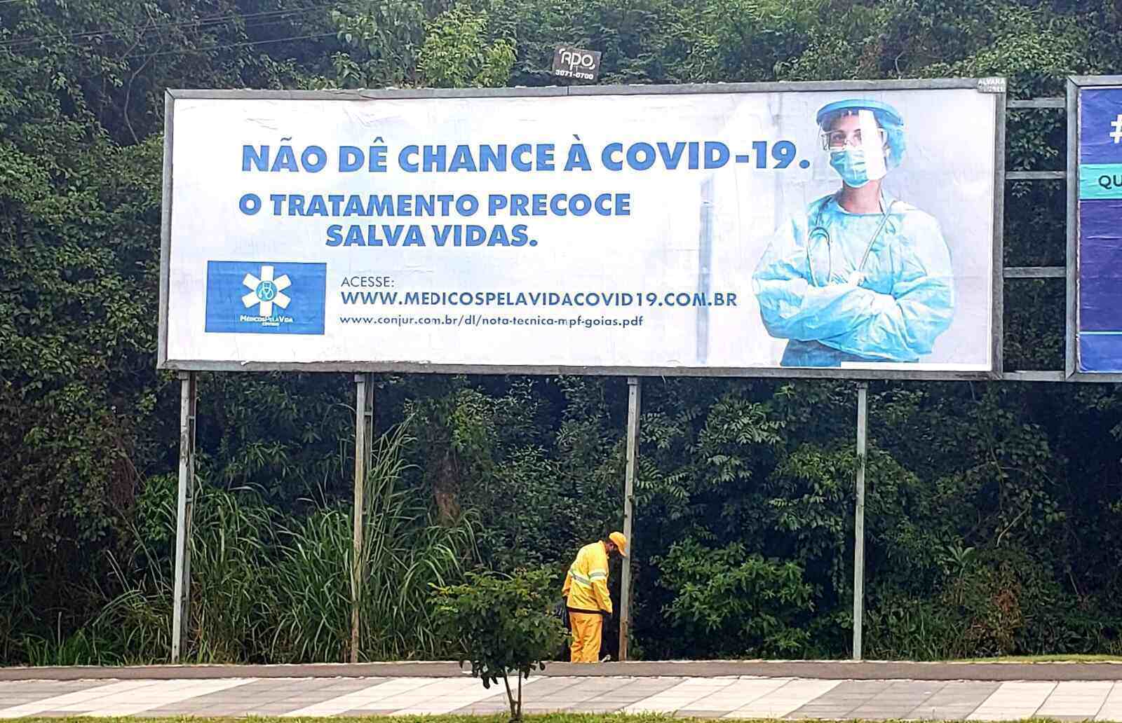 Grupo de médicos espalha outdoors de tratamento precoce contra covid em Curitiba