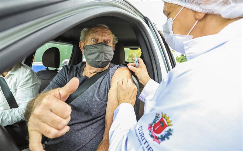 Idosos com 75 anos começam a ser vacinados em Curitiba na segunda-feira