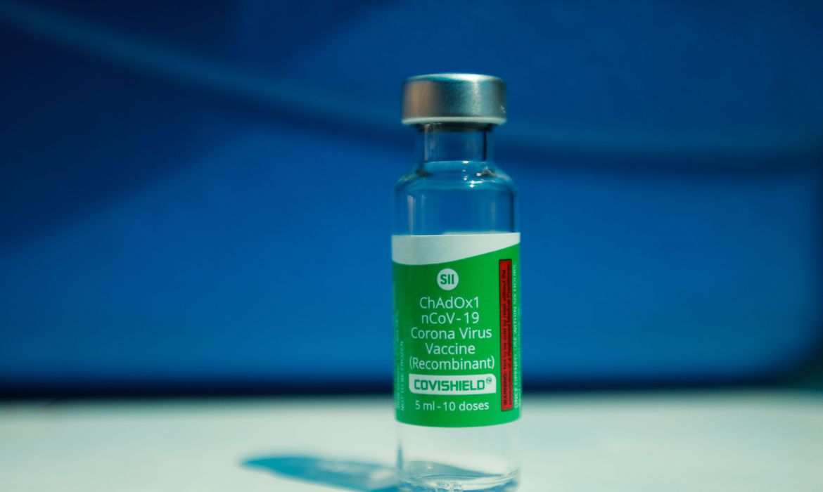 Duas doses da vacina da AstraZeneca têm proteção de 93,6% contra mortes por Covid-19