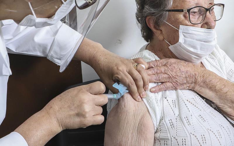 Vacinação: Curitiba vai aplicar doses em pessoas de 71 anos ou mais até sábado