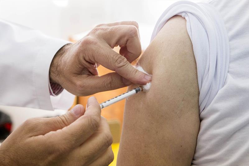 Anvisa dá aval para estudo clínico no Brasil de nova vacina contra Covid da GSK