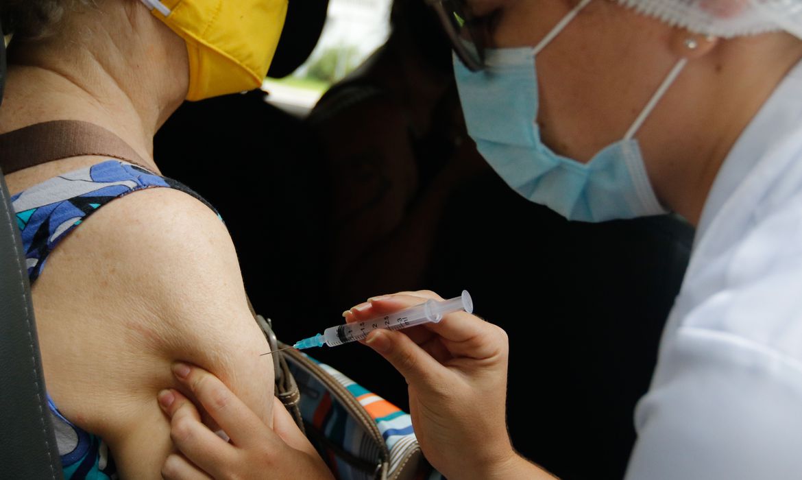 Para 76% dos brasileiros a vacinação está em ritmo lento, mostra pesquisa