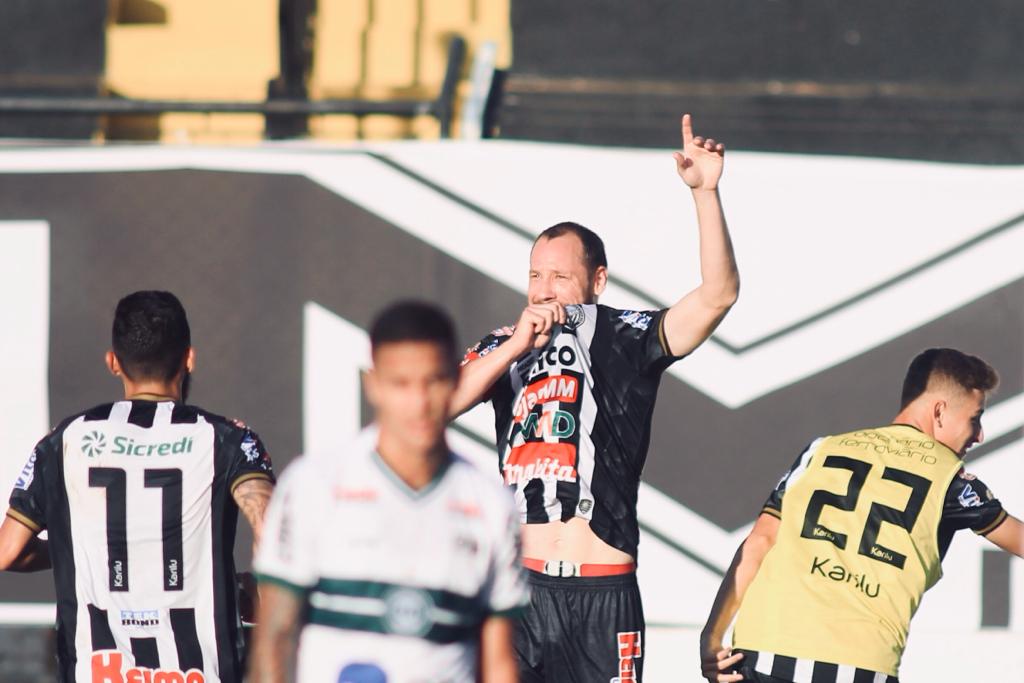 Operário bate Coritiba e engata duas vitórias seguidas no Campeonato Paranaense
