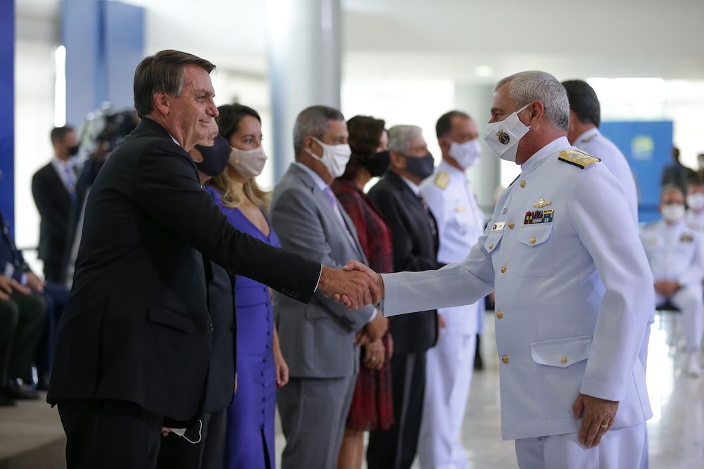 Com pandemia no auge, Bolsonaro aperta a mão de 57 militares das Forças Armadas