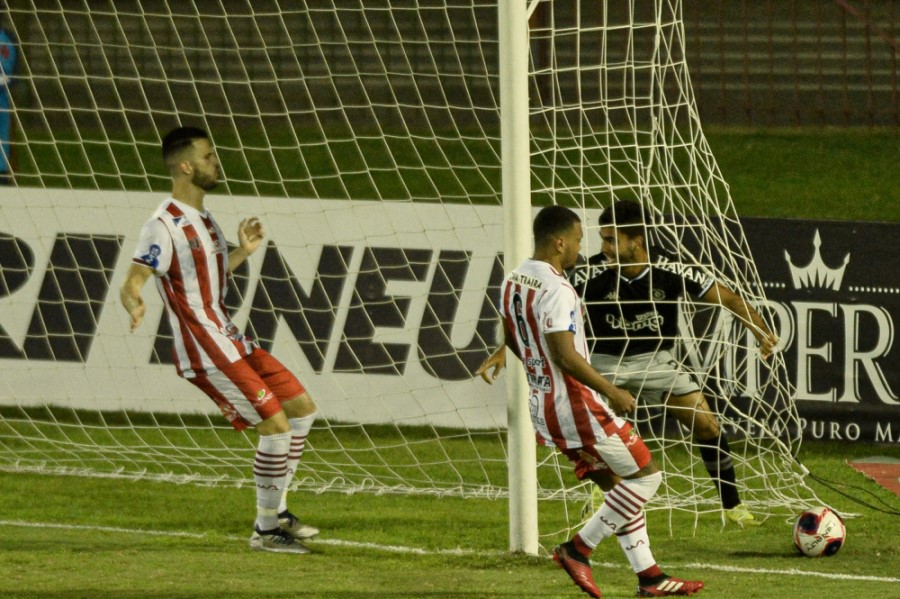 Vasco vence Bangu com três gols de Tiago Reis pelo Campeonato Carioca