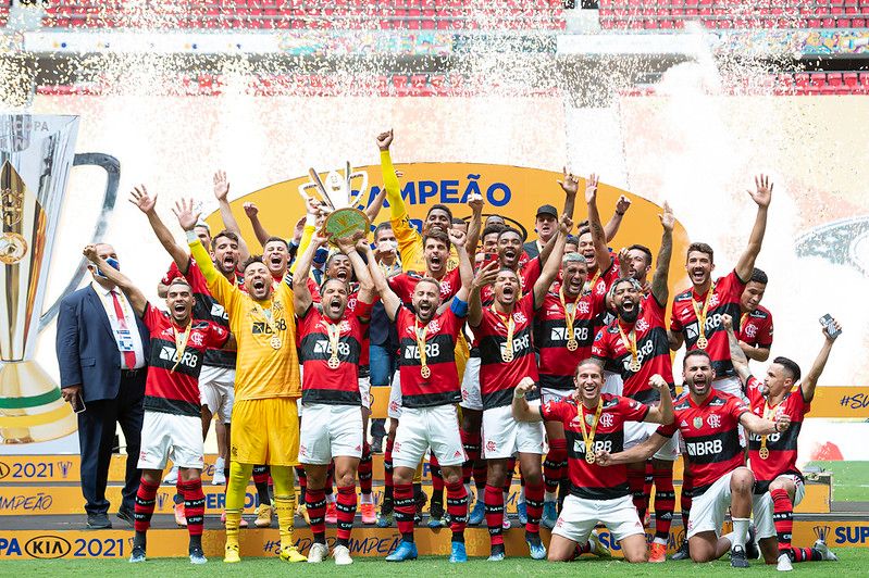 Em jogaço, Flamengo vence Palmeiras nos pênaltis e conquista o bi da Supercopa