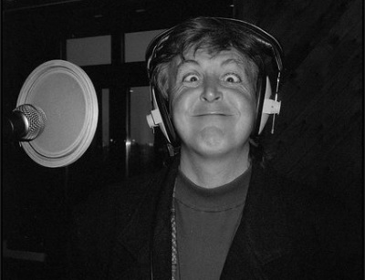 Paul McCartney chama amigos e lança versão caleidoscópica de disco