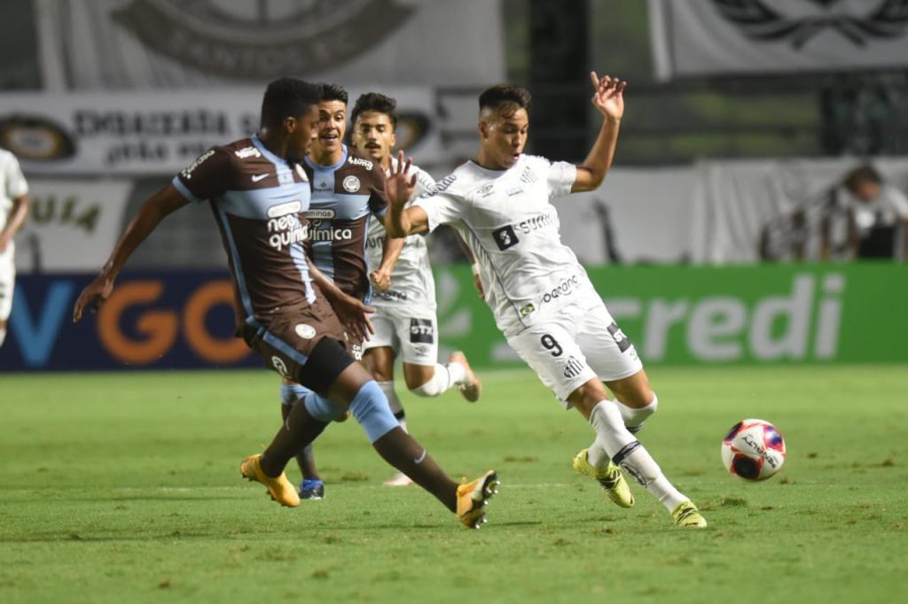 Corinthians vence Santos e se aproxima da classificação no Paulista